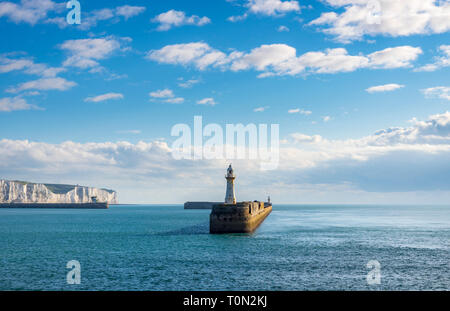 Una vista del sud del molo del porto di Dover; con le famose Scogliere Bianche in background. Foto Stock