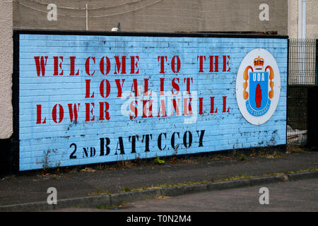 "Ulster' - Wandbild/ murale, das an den Buergerkrieg erinnert, im protestantischen Teil Belfasts, in der Naehe der Shankill Road, Belfast, Nordirland Foto Stock