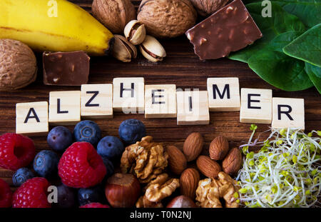 "Alzheimer' parola scritta su blocchi di legno e di alimenti che sostengono il trattamento della malattia di Alzheimer Foto Stock