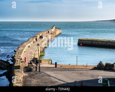 La gente camminare lungo il Molo di St Andrews Harbour su una soleggiata mattina di primavera St Andrews Fife Scozia Scotland Foto Stock