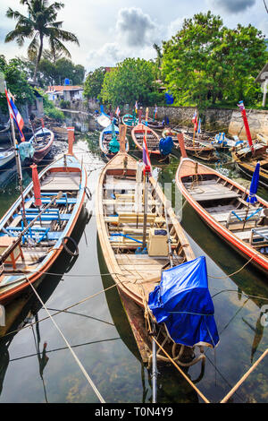 Lunga coda di barche ormeggiate in un torrente in Bang Tao Beach, Phuket, Tailandia Foto Stock