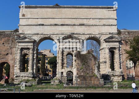 Porta Maggiore ("gate più grandi", costruito nel 52 D.C.) è uno dei cancelli orientale nelle antiche e ben conservato 3rd-ANNUNCIO di secolo Mura Aureliane di Roma. Foto Stock