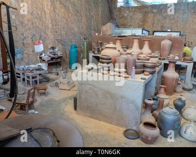 Potter nel suo workshop getta un vaso sul tornio del vasaio in Jianshui, Honghe prefettura, nella provincia dello Yunnan in Cina. Foto Stock