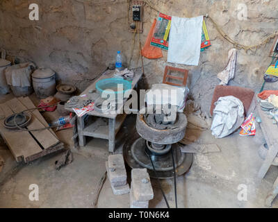 Potter nel suo workshop getta un vaso sul tornio del vasaio in Jianshui, Honghe prefettura, nella provincia dello Yunnan in Cina. Foto Stock