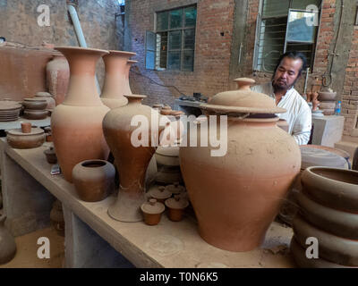 Potter nel suo workshop getta un vaso sul tornio del vasaio in Jianshui, Honghe prefettura, nella provincia dello Yunnan in Cina. Foto Stock