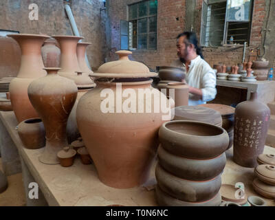 Potter nel suo workshop getta un vaso sul tornio del vasaio in Jianshui, Honghe prefettura, nella provincia dello Yunnan in Cina. Foto Stock