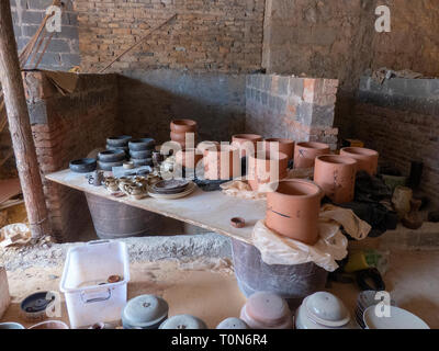 Potter nel suo workshop getta un vaso sul tornio del vasaio in Jianshui, Honghe prefettura, nella provincia dello Yunnan in Cina. Foto Stock