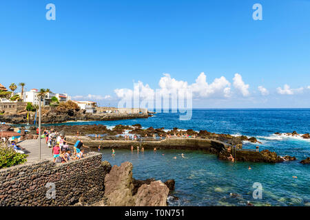 I vacanzieri nuotando vicino al porto di Puerto De La Cruz Tenerife Foto Stock