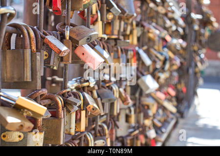 Un ponte di amore si blocca a Miskolc, Ungheria. Foto Stock