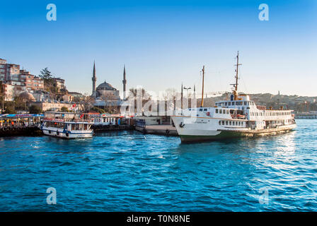 Istanbul, Turchia, 03 Gennaio 2012: Uskudar quartiere di Istanbul. Uskudar Porto e navi. Foto Stock