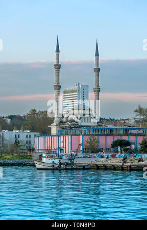 Istanbul, Turchia, 14 Aprile 2007: Il Kadikoy quartiere di Istanbul. La moschea di Haydarpasa e nave Foto Stock