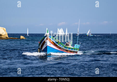 La Valletta, Malta - 15 febbraio 2013: barca in porto delle isole maltesi nel mare Mediterraneo. Foto Stock