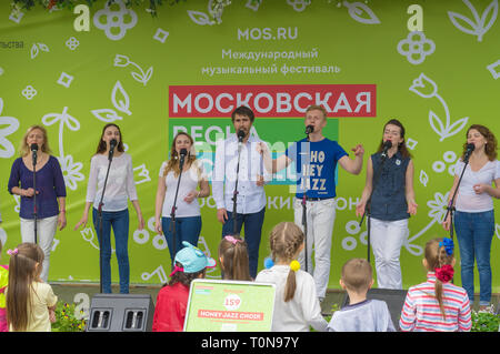 Mosca, Russia, aprile, 30, 2018: Concerto all'aperto. Libera le prestazioni del coro degli studenti , centro di Mosca. Il riconoscimento non è necessario. Foto Stock