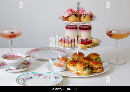 Il tè del pomeriggio con mini brioche crostini e selezione di dolci Foto Stock