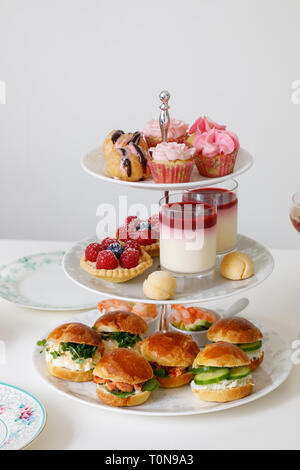 Il tè del pomeriggio con mini brioche crostini e selezione di dolci Foto Stock