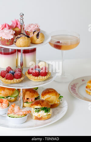 Il tè del pomeriggio con mini brioche crostini e selezione di dolci Foto Stock