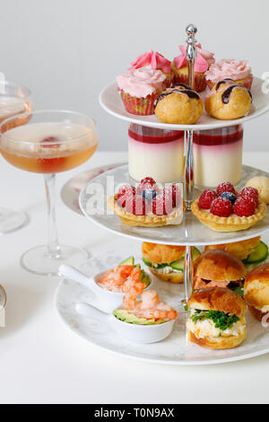 Il tè del pomeriggio con mini brioche crostini e selezione di dolci Foto Stock