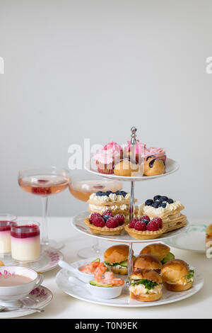 Il tè del pomeriggio con mini brioche crostini e selezione di dolci Foto Stock