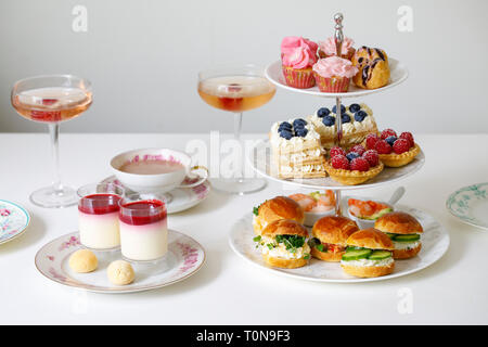 Il tè del pomeriggio con mini brioche crostini e selezione di dolci Foto Stock