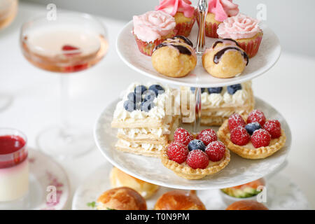 Il tè del pomeriggio con mini brioche crostini e selezione di dolci Foto Stock