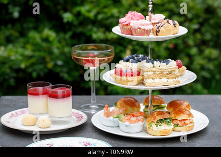 Il tè del pomeriggio con mini brioche crostini e selezione di dolci Foto Stock