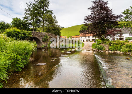 Lorna Doone Farm e ponte di pietra sul Badgworthy acqua a Malmsmead, Exmoor, Somerset, Regno Unito Foto Stock