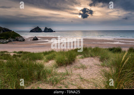 La bellissima spiaggia di Holywell Bay a nord della costa della Cornovaglia, Inghilterra. Foto Stock