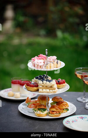 Il tè del pomeriggio con mini brioche crostini e selezione di dolci Foto Stock