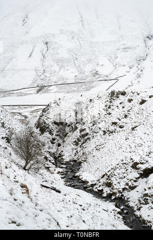 Carron acqua coperto di neve lungo il Dalveen passano nel Lowther Hills, Dumfries and Galloway, Scottish Borders, Scozia Foto Stock