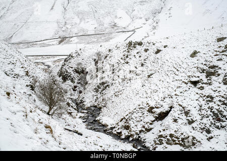 Carron acqua coperto di neve lungo il Dalveen passano nel Lowther Hills, Dumfries and Galloway, Scottish Borders, Scozia Foto Stock