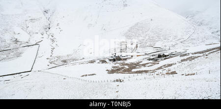 Agriturismo nella coperta di neve Dalveen passano nel Lowther Hills, Dumfries and Galloway, Scottish Borders, Scozia Foto Stock