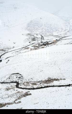 Agriturismo nella coperta di neve Dalveen passano nel Lowther Hills, Dumfries and Galloway, Scottish Borders, Scozia Foto Stock