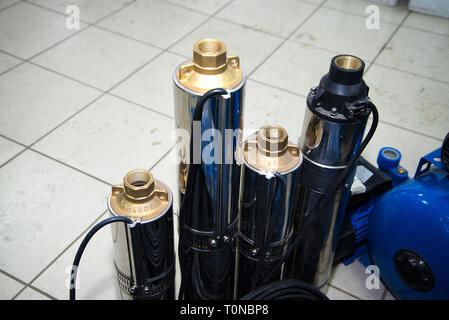 La regione di Celjabinsk, Russia - Febbraio 2019. Ingegneria sanitaria shop. Rack con merci. Impianti sanitari moderni. Pompe sommergibili. Pompa acqua subm Foto Stock