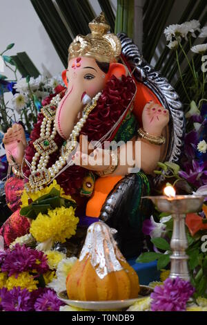 Signore Ganesh con il suo preferito Modak o dolce gnocco durante Ganesh Puja celebrazione Foto Stock