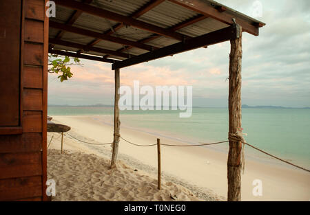 Povera a beach hut sulla spiaggia a Putney, Great Keppel Island, Queensland, Australia Foto Stock