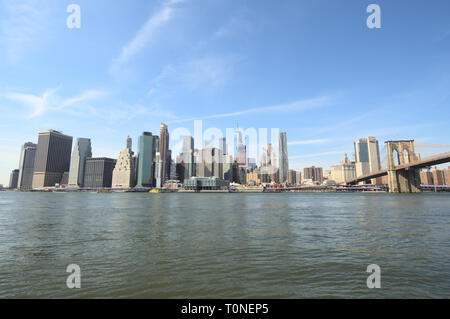 Skyline di Manhattan da Dumbo, Brooklyn, NY visto durante il giorno. Foto Stock
