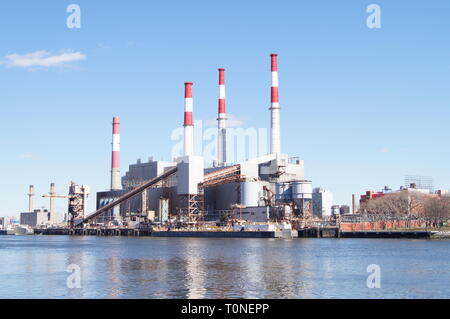 Ravenswood Power Station visto da Roosevelt Island, New York New York Foto Stock