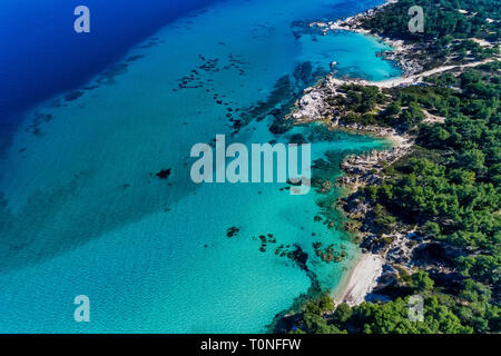 Kavourotrypes o arancione è un piccolo paradiso di piccole spiagge situate tra Armenistis e Platanitsi in Sithonia, Calcidica, Grecia Foto Stock