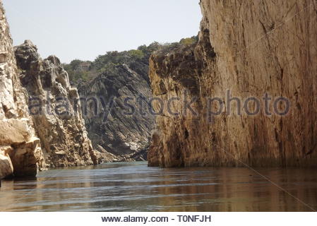 Giro in barca attraverso la gola di acqua sul Narmada river a Bhadeghat, Madhya Pradesh, India Foto Stock