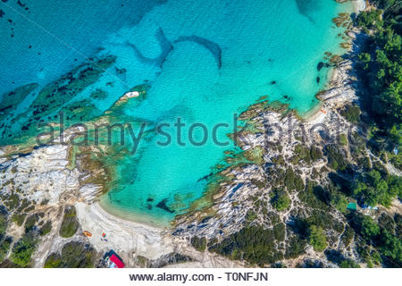 Kavourotrypes o arancione è un piccolo paradiso di piccole spiagge situate tra Armenistis e Platanitsi in Sithonia, Calcidica, Grecia Foto Stock