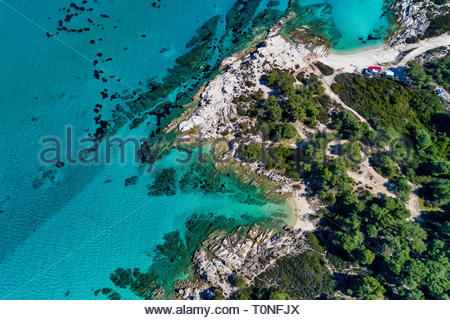 Kavourotrypes o arancione è un piccolo paradiso di piccole spiagge situate tra Armenistis e Platanitsi in Sithonia, Calcidica, Grecia Foto Stock