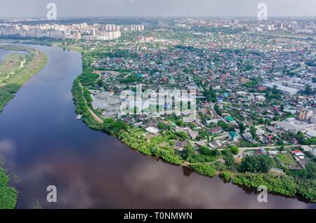 Tyumen, Russia - 3 Giugno 2015: vista aerea su disrict di case private sulla banca del fiume di Tura. Zarechnye quartieri residenziali sullo sfondo Foto Stock