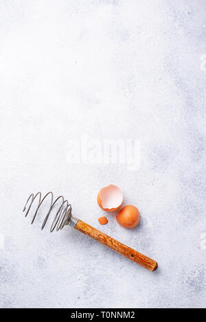 Vintage frusta in legno e uova Foto Stock