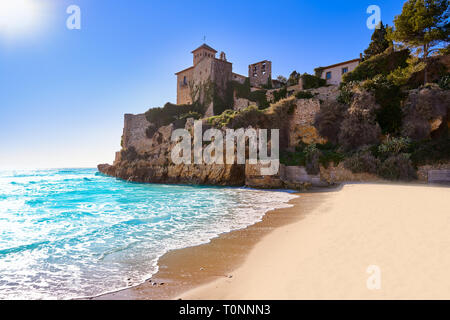 Platja de Tamarit in Altafulla di Tarragona in Catalogna e il Castello Foto Stock