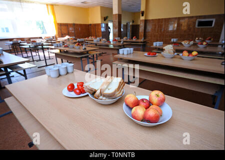 In corrispondenza di una chow hall, parte del soldato cena: tabella insieme con il pane, mele su piatti e tazze di tè. Novo-Petrivtsi base militare, Ucraina. Nov 12,2018 Foto Stock