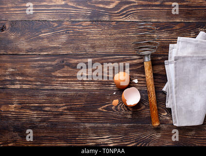 Vintage frusta in legno e uova Foto Stock