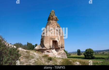 Frigia tempio di Aslankaya, VII secolo A.C. Valle Phyrigian, Emre Lago, Vicino Döğer, Turchia. Sul tetto triangolare oltre la facciata sono due sphinxe Foto Stock