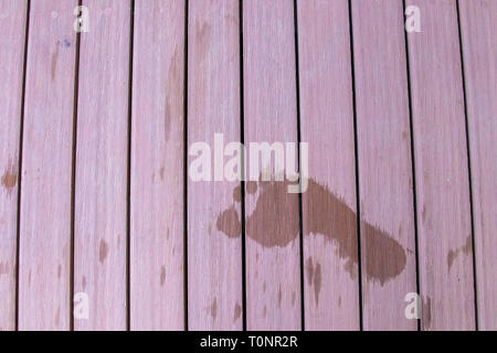 Immagine di sfondo di una impronta di bagnato su una rosa delicatamente con pavimento in legno. Foto Stock