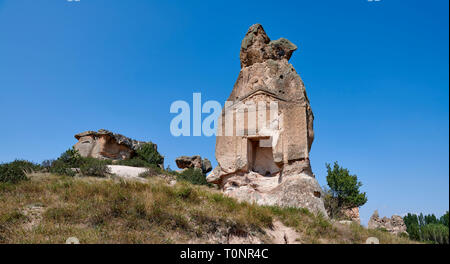 Frigia tempio di Aslankaya, VII secolo A.C. Valle Phyrigian, Emre Lago, Vicino Döğer, Turchia. Sul tetto triangolare oltre la facciata sono due sphinxe Foto Stock