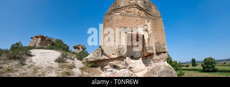 Frigia tempio di Aslankaya, VII secolo A.C. Valle Phyrigian, Emre Lago, Vicino Döğer, Turchia. Sul tetto triangolare oltre la facciata sono due sphinxe Foto Stock